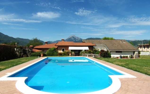 Villa con piscina, Barga