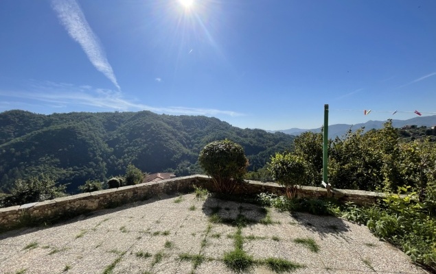 Casa ristrutturata con giardino